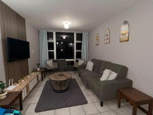 ein Wohnzimmer mit Sofa und Tisch in der Unterkunft Ocean rest in Scottburgh + 9 Fotos