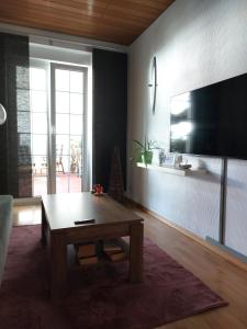 a living room with a coffee table and a flat screen tv at Ferienwohnung in Flörsheim am Main