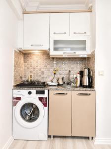 a kitchen with a washing machine and a washer at Askin Suits Canakkale in Çanakkale