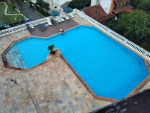 an overhead view of a large blue swimming pool at Serra Negra Piemonte Flat Paz e Lazer Num Só Lugar in Serra Negra