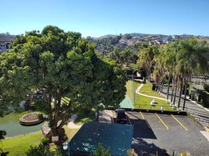 an overhead view of a park with a tree at Serra Negra Piemonte Flat Paz e Lazer Num Só Lugar in Serra Negra +2 photos