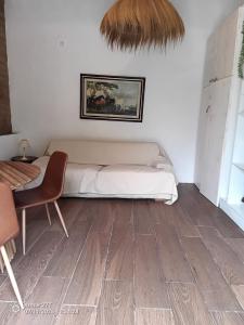 a room with a bed and a table and a chair at Casa do Adro in Corte do Gafo de Cima
