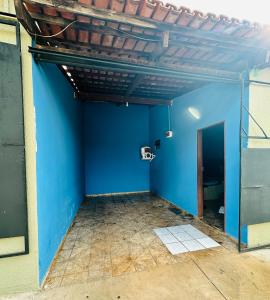 an empty room with a blue wall and a basketball hoop at A2 suites Unid Sofia in Jataí