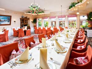 a large banquet hall with tables and chairs at Hotel & Restaurant Möwchen in Norden