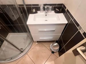 a bathroom with a sink and a shower at Résidence Callas in Callas