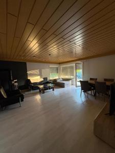 a large living room with a wooden ceiling at Ferienwohnung Freudenberg in Freudenberg am Main +1 photo