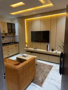 ein großes Wohnzimmer mit Fernseher und Sofa in der Unterkunft Futuretrendhomes in Jahi