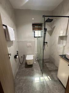 ein Badezimmer mit Dusche und Toilette in der Unterkunft Futuretrendhomes in Jahi