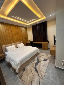 ein Schlafzimmer mit einem großen weißen Bett in einem Zimmer in der Unterkunft Futuretrendhomes in Jahi