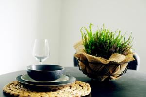 a table with a bowl of grass and a glass at Ferienwohnung Calluna in Faßberg