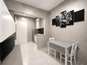 a dining room with a table and a kitchen at Apartment Federico in Melfi