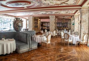 a restaurant with tables and chairs and a ceiling at Quinta Real Guadalajara in Guadalajara