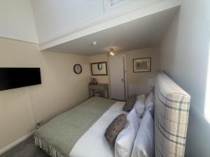 a bedroom with a bed and a couch at The Blue Bell Inn in Weaverthorpe +31 photos