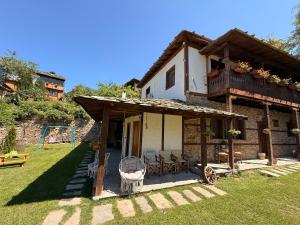 a small house with a balcony and a playground at Капсъзовата къща in Leshten