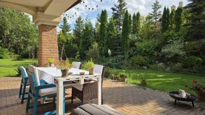 a patio with a table and chairs on a brick patio at sPokój na Marsa in Straszyn