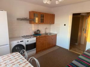 a small kitchen with a stove and a sink at Cosy accommodation in Dańce