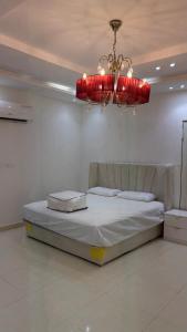 a bedroom with a bed and a chandelier at فلة وشاليه ابحر الشمالية in Jeddah +10 photos