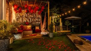 a living room with a couch and a pool at night at Villa Pella - Chalé Rosa- hidro e café manhã in Brumadinho