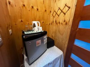 a room with a table with a water heater at Domos y Cabañas Antu Mahuida in Melipeuco