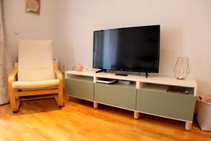 Una televisión o centro de entretenimiento en Apartamento Alfa con parking y wifi by SURYNIEVE