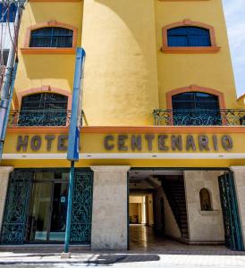 un hotel con un letrero que lee hotel centrarario en Hotel Centenario, en Iguala de la Independencia