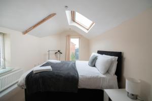 a bedroom with a large bed with a skylight at The Welsh Welcome in Pen-y-groes