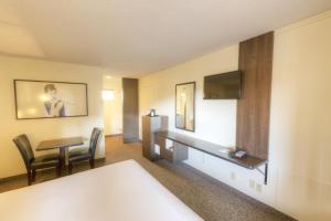 Pokój hotelowy z biurkiem i stołem w obiekcie Steam Plant Hotel w mieście Spokane