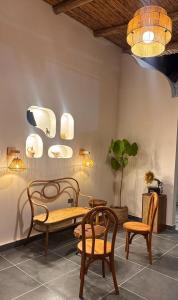 a room with a table and chairs and lights at La Arteza Pacasmayo in Pacasmayo