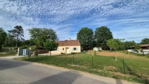 a house on the side of a road at Maison à Cahors in Cahors