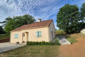 a small white building with a roof at Maison à Cahors in Cahors