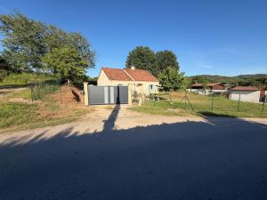 a house on the side of a road at Maison à Cahors in Cahors +2 photos