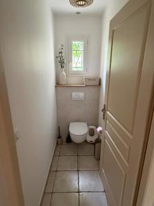 a small bathroom with a toilet and a window at Maison à Cahors in Cahors