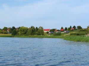 a view of a river with houses in the background at Miły zakątek in Silice