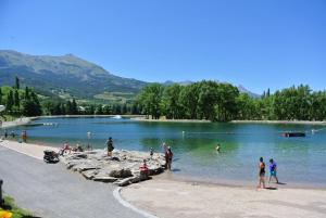 a group of people standing on the shore of a lake at Le cocon de Barcelonnette in Barcelonnette +6 photos