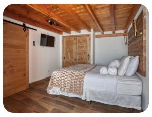 a bedroom with a bed and a wooden ceiling at Casa Nautilis in San Miguel