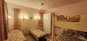 a small room with two bunk beds in it at Golden House גולדן האוז in Kidmat Tsvi