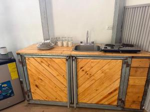 a kitchen with a sink and a counter with plates at Amalfi Surf Lodge in ChiltiupÃ¡n
