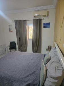 a bedroom with a bed and a window at Le gite 2 in Libreville