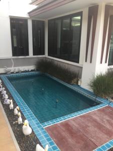 - une piscine dans l'arrière-cour d'une maison dans l'établissement Grand Lopburi, à Lop Buri