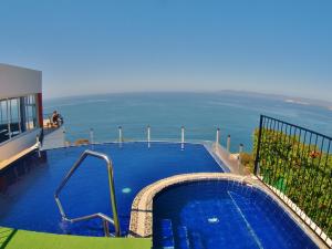 - une grande piscine au-dessus d'un bâtiment dans l'établissement Mondavi, à Puerto Vallarta