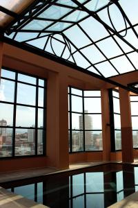 a room with windows and a glass ceiling at Summit Suites Jundiai in Jundiaí