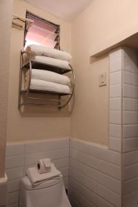 a bathroom with a white toilet and towels at Rinconcito de Galarza 28 in Guanajuato