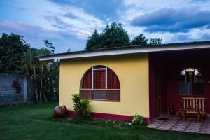 une petite maison avec un rouge et un jaune dans l'établissement Go-Inn Hotel, à Tarapoto