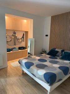 a bedroom with a blue and white bed in it at Studio au couleur de l’océan in Riantec