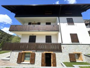 a building with a balcony on top of it at Chalet Bianco in Valdidentro