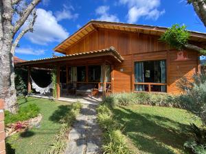 a wooden house with a yard at Paz e Conforto na Serra Pet Friendly in Teresópolis