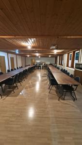 a large conference room with long tables and chairs at Ferienanlage Reinsberger Dorf in Plaue