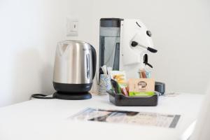 Eine Kaffeemaschine steht auf einer Theke neben einer Kaffeemaschine. in der Unterkunft Affittacamere Iside in Sapri