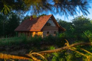 a house with a light on the side of it at Smykowe Doły in Wilczyce