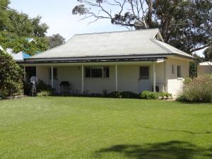 een wit huis met een groot gazon ervoor bij Mapperley Bed and Breakfast in Bordertown